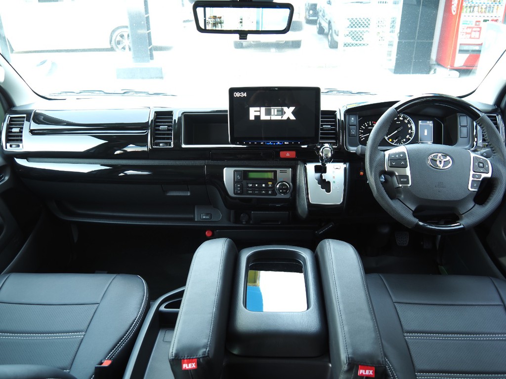 上品質なインテリアと１１インチナビのマッチングが普通のハイエースとの差を広げます☆