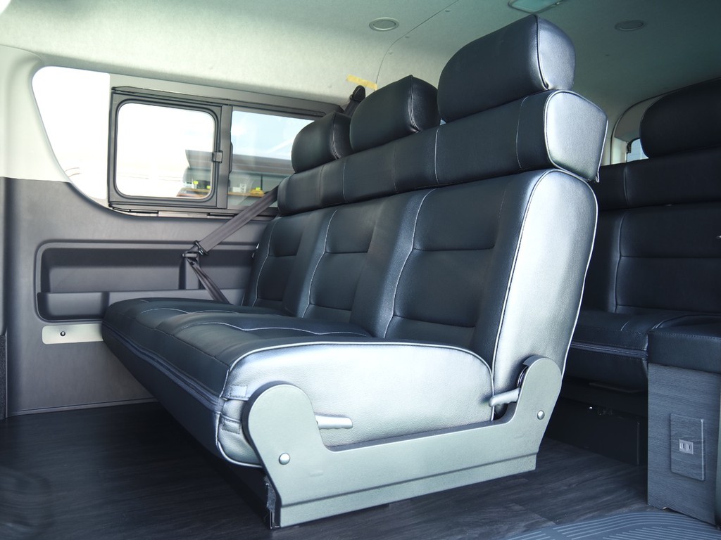 ３人掛けシートはリクライニングも自由自在！！対面式にもフラットにもなるシート♪