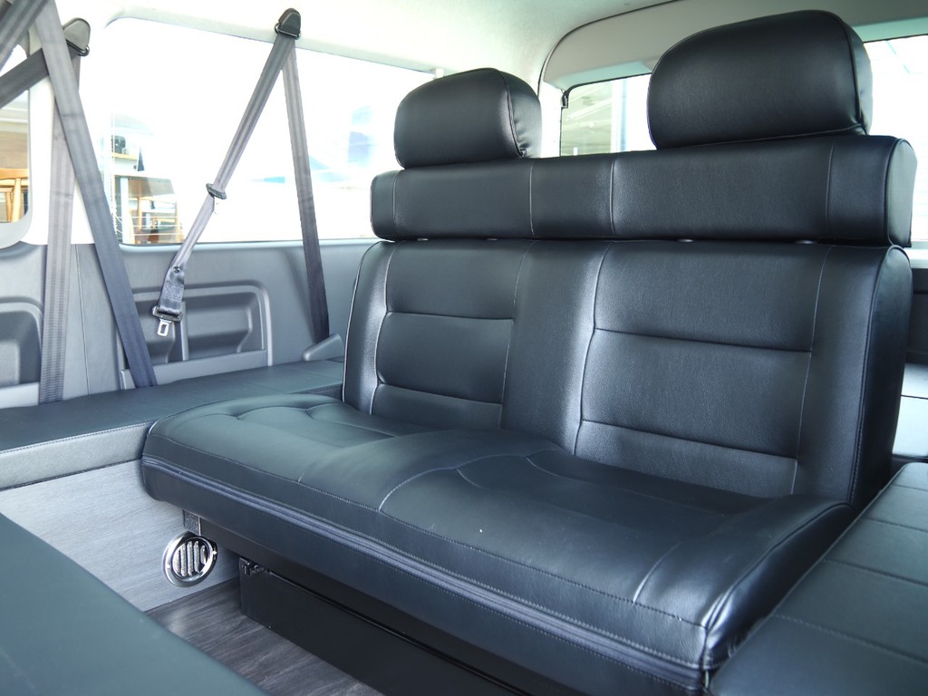 ３列目シートは２人掛けのシートとなります。こちらもフラットにして頂ければ５人乗りでバン使いも可能！