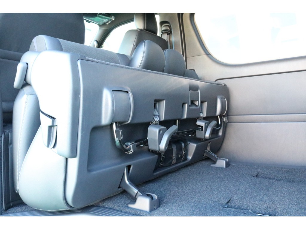 セカンドシートを跳ね上げるとさらに荷室空間広がります！