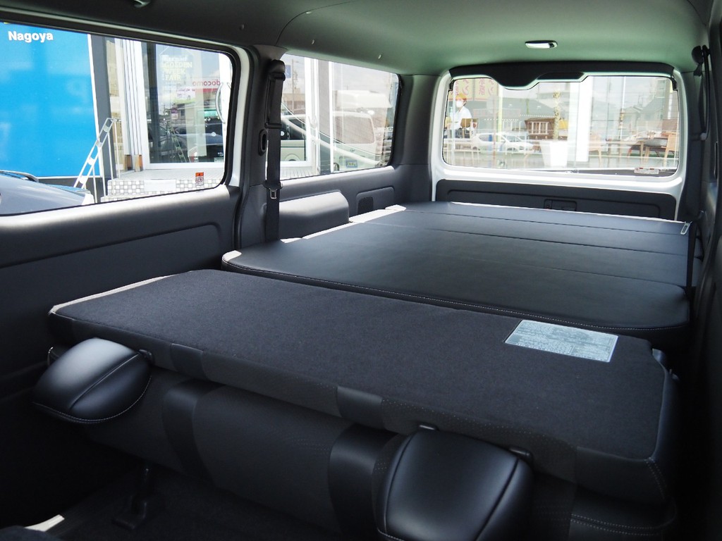 FLEXオリジナルベットキットTYPE2装備です！不自由なく車中泊が出来ます！