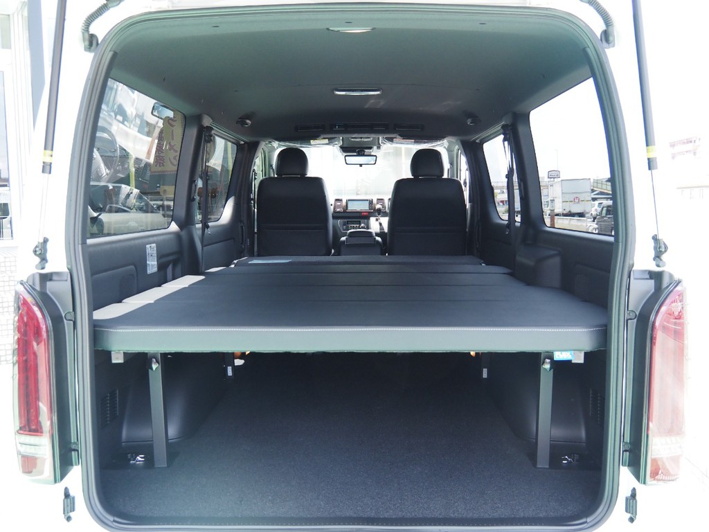 ベットの下は荷室空間としてお使いいただけて、ベットは高さ調節が可能です！