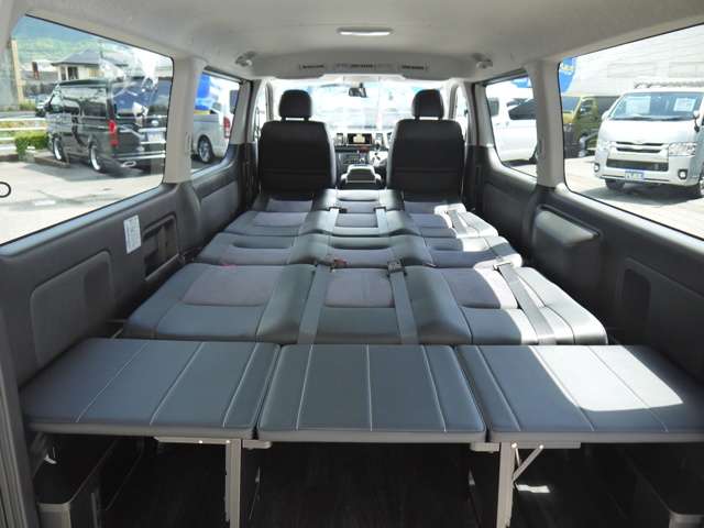 どなたでも簡単に広大なベッドモードに展開できます。車中泊もバッチリです♪