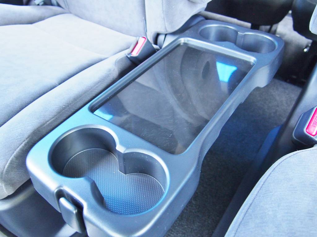 セカンドシートには折り畳めるテーブル付きです！ドリンクホルダー兼用です！！