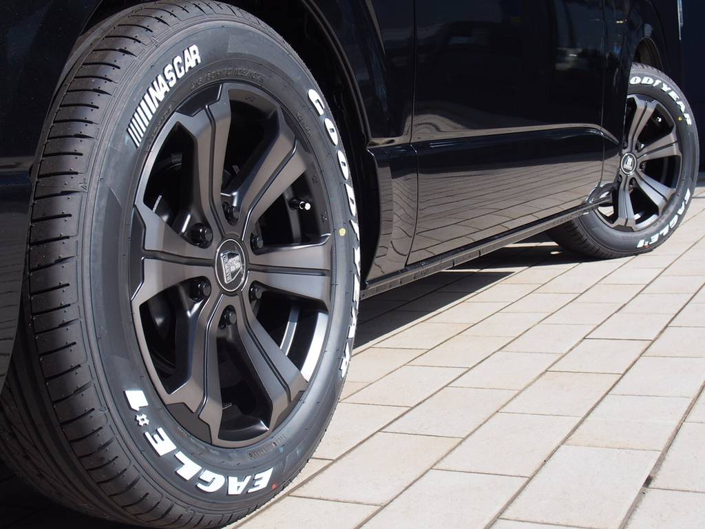 ハイエースの特別仕様車「ダークプライム」をベースにベットキット＆床張り施工した、人気の室内架装☆Ｖｅｒ４☆　お気軽にお問合せ下さい。