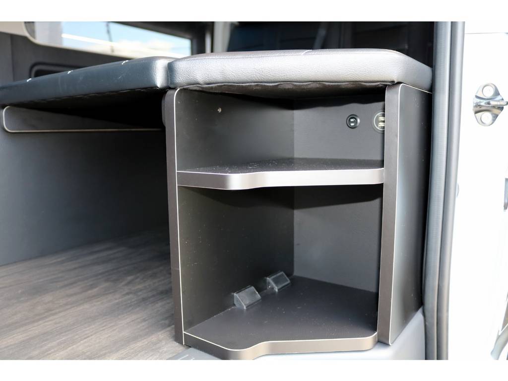 スライドドア横に小物置きラック＆充電用ＵＳＢソケットを標準装備！！