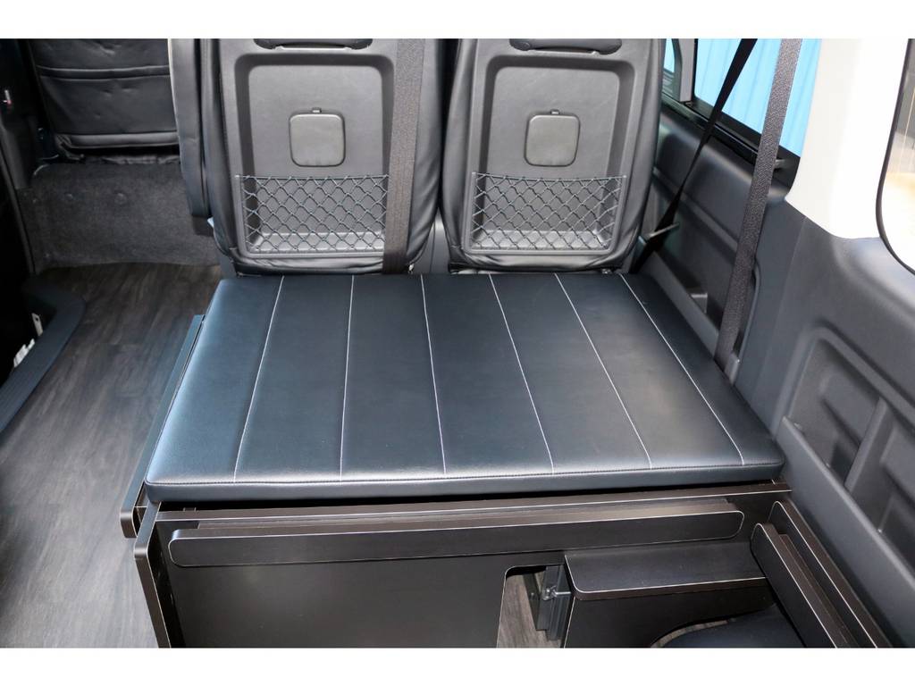 固定のベッド部分は２人掛けサードシートとしても大活躍♪