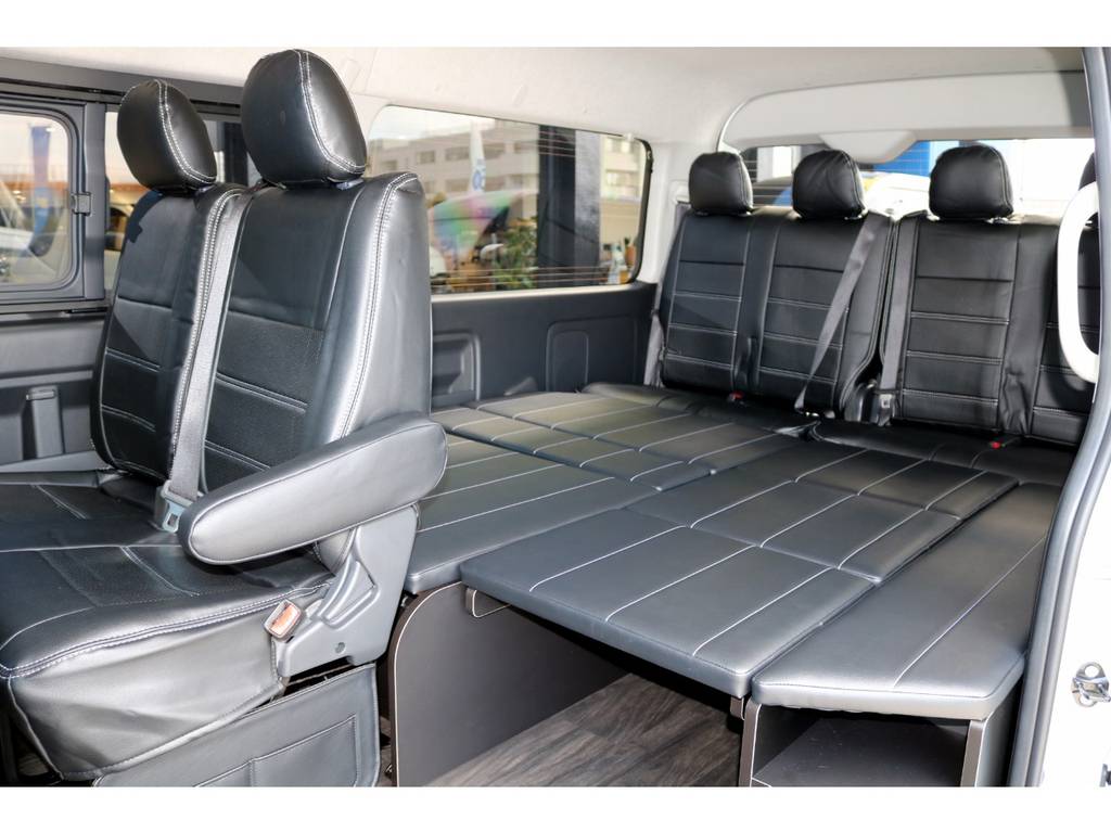 分割ベッドでサードシートやベッドに自在にアレンジ可能！