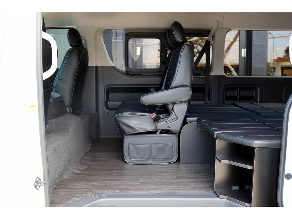 フットパネル（ポケット付き）・床パネル施工済み！