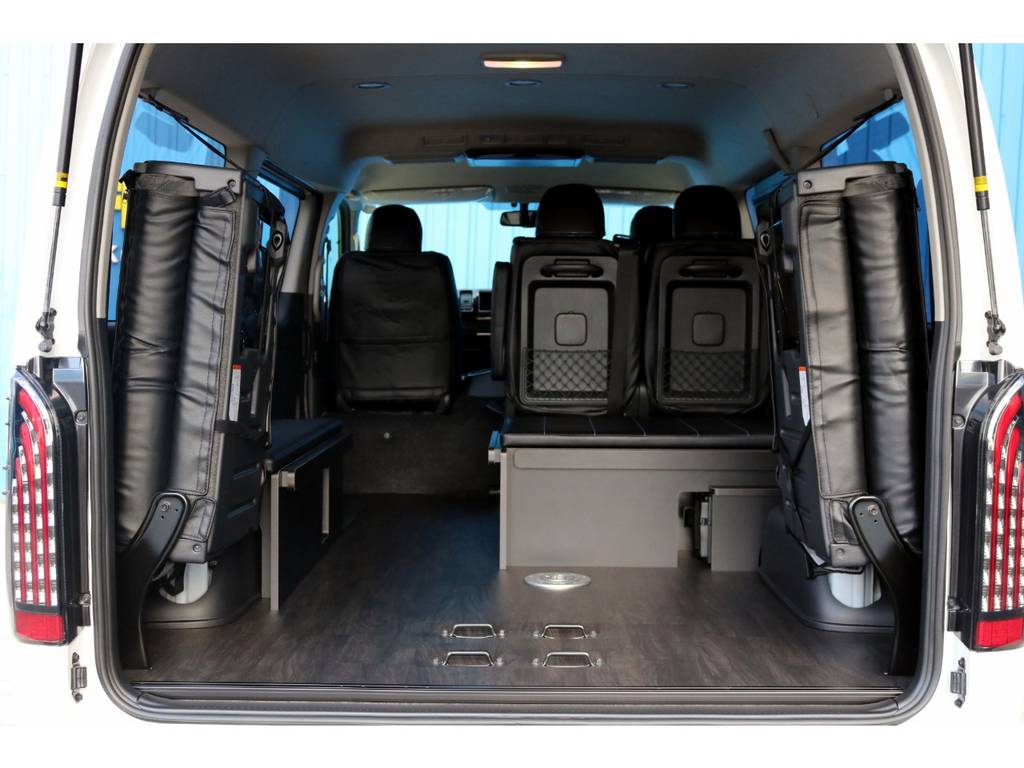 純正４列目シートを跳ね上げ、ベッドを取り外せば大容量の荷室としても使用可能！