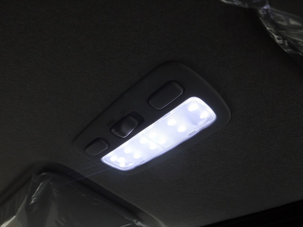 ＦＬＥＸオリジナル【アルティメットＬＥＤルームランプ】車内を明るく照らし出すハイエース専用設計ＬＥＤルームランプ６点セット。