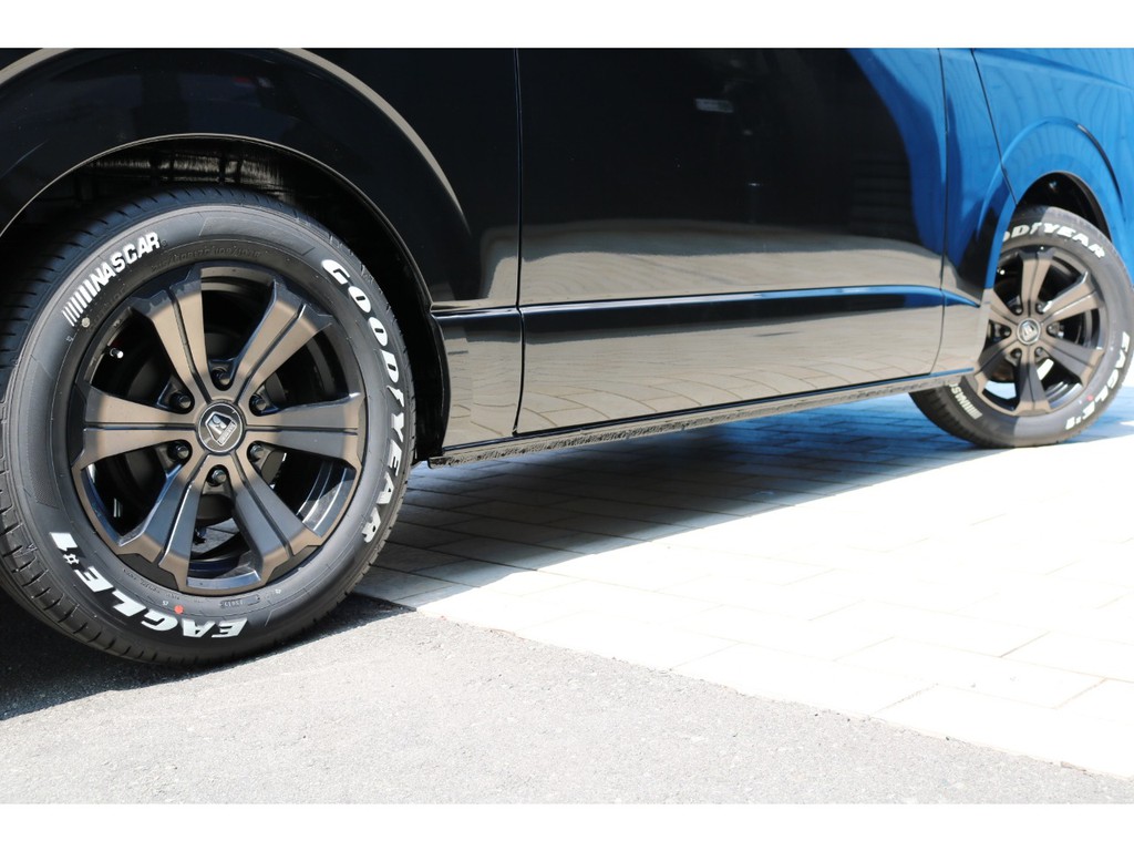 足元にはＦＬＥＸオリジナルカラーバルベログランデ１７インチアルミホイールとナスカータイヤをセット！