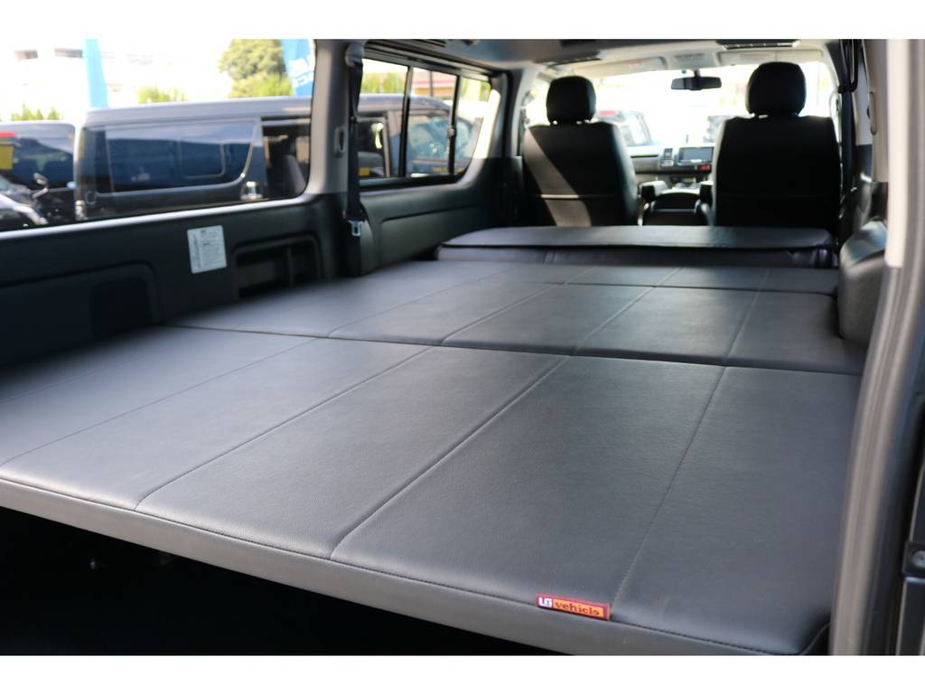 後席の背面を利用し奥行き約３メーターのフラットベットで車中泊をご堪能ください！！