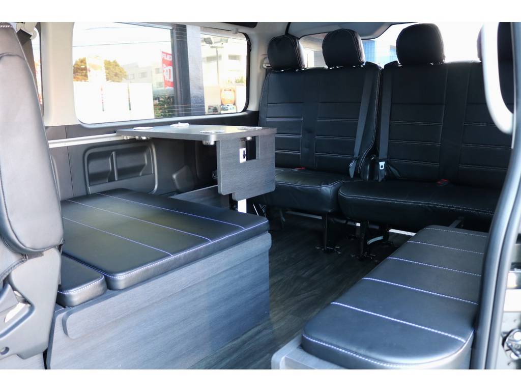 テーブルセット付きで車内で団らんもできちゃいますね！