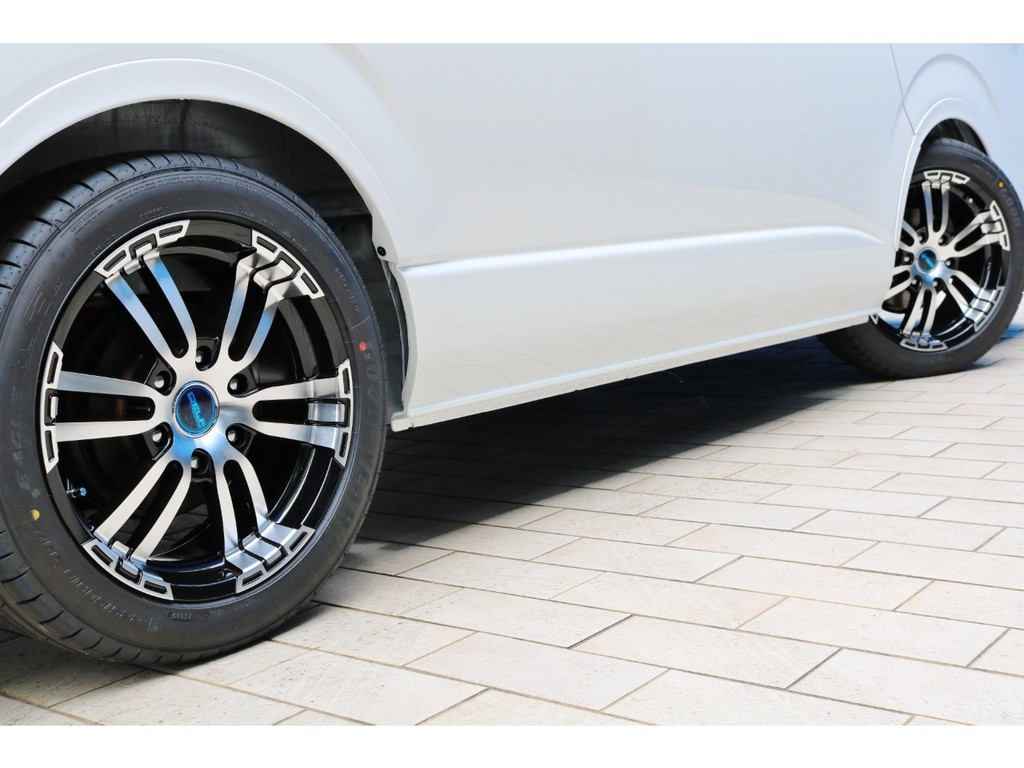 足元にはＤｅｌｆ０２　１８インチアルミホイール＆ナスカータイヤをセット！ダウンルックにも効果的なフレックスオーバーフェンダー付き！