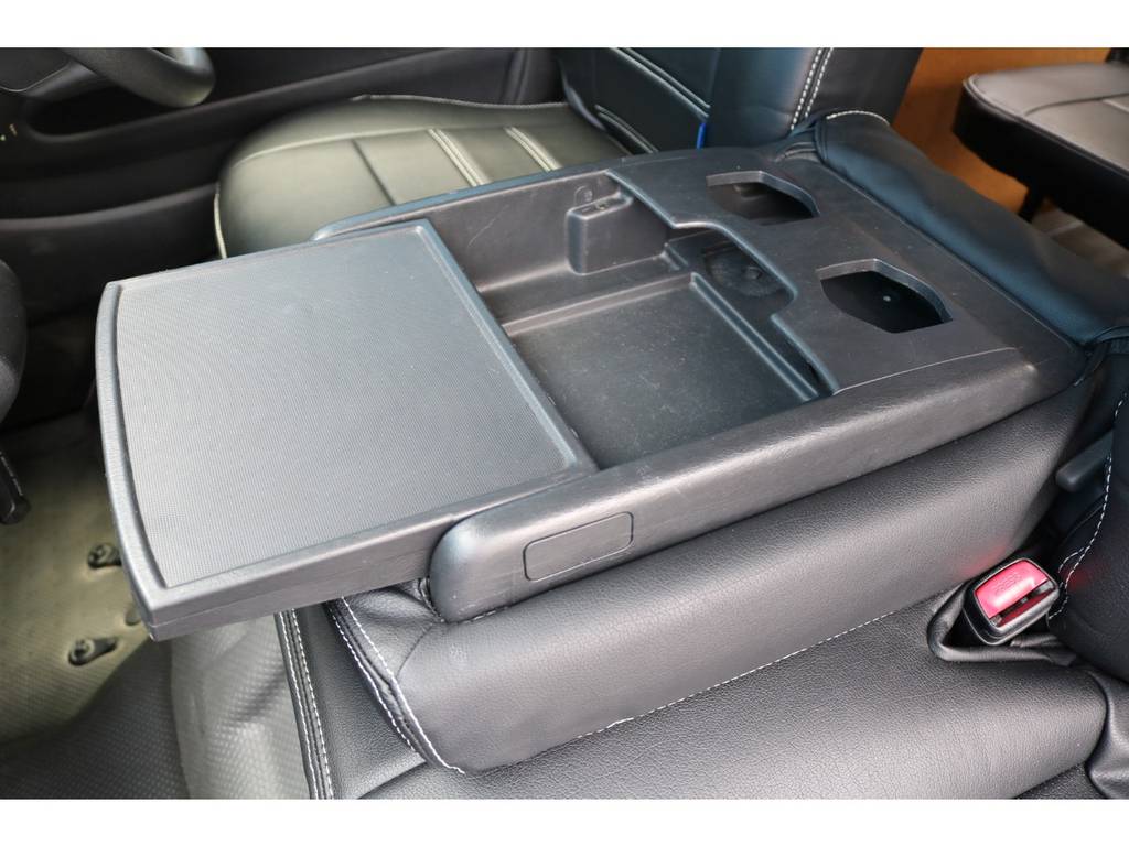 センターの座席にはドリンクホルダーや格納式テーブルＡ４サイズの冊子が収納可能な大型ポケットも内臓！