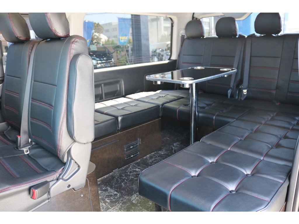 着脱可能なテーブルセット付きで車内で団らんもできちゃいますね！