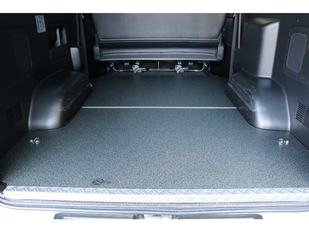 荷室部分にはフロアーボードが敷いてありますので、荷物もガシガシ積めちゃいます！お手入れがしやすいのもいいですね♪