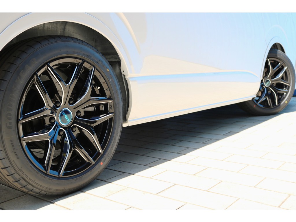 足元にはＤｅｌｆ０１　１８インチアルミホイール＆グッドイヤーＬＳＥＹＥタイヤをセット！ダウンルックにも効果的なフレックスオーバーフェンダー付き！