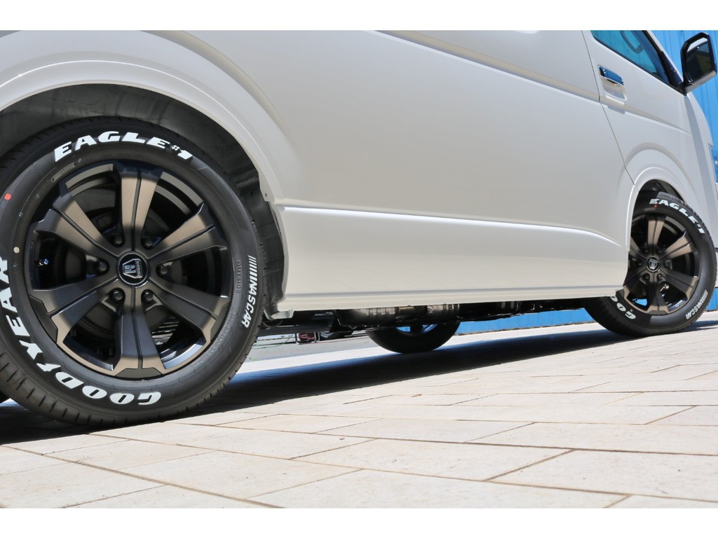 足元にはＦＬＥＸオリジナルカラーバルベログランデアルミホイール＆ナスカータイヤをセット！ダウンルックにも効果的なＦＬＥＸオーバーフェンダー付き！
