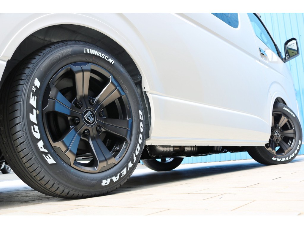 足元には新品のバルベログランデ１７インチアルミホイール＆新品ナスカータイヤを装着！パールホワイトのボディーにマットなホイールが映えます♪