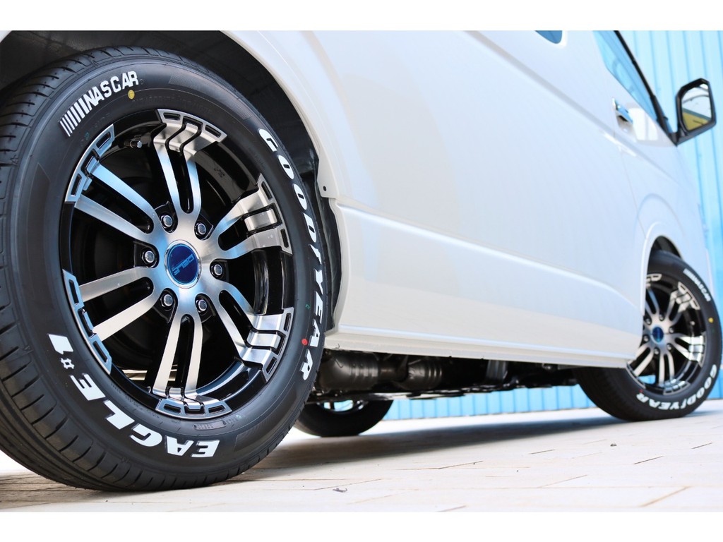 足元にはＤｅｌｆ０２　１７インチアルミホイール＆グッドイヤーナスカータイヤをセット！ダウンルックにも効果的なフレックスオーバーフェンダー付き！