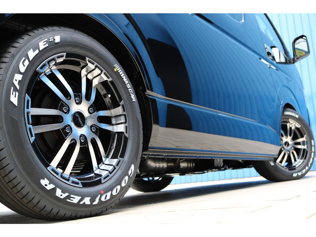 足元にはＤｅｌｆ０２　１７インチアルミホイール＆グッドイヤーナスカータイヤをセット！ダウンルックにも効果的なフレックスオーバーフェンダー付き！