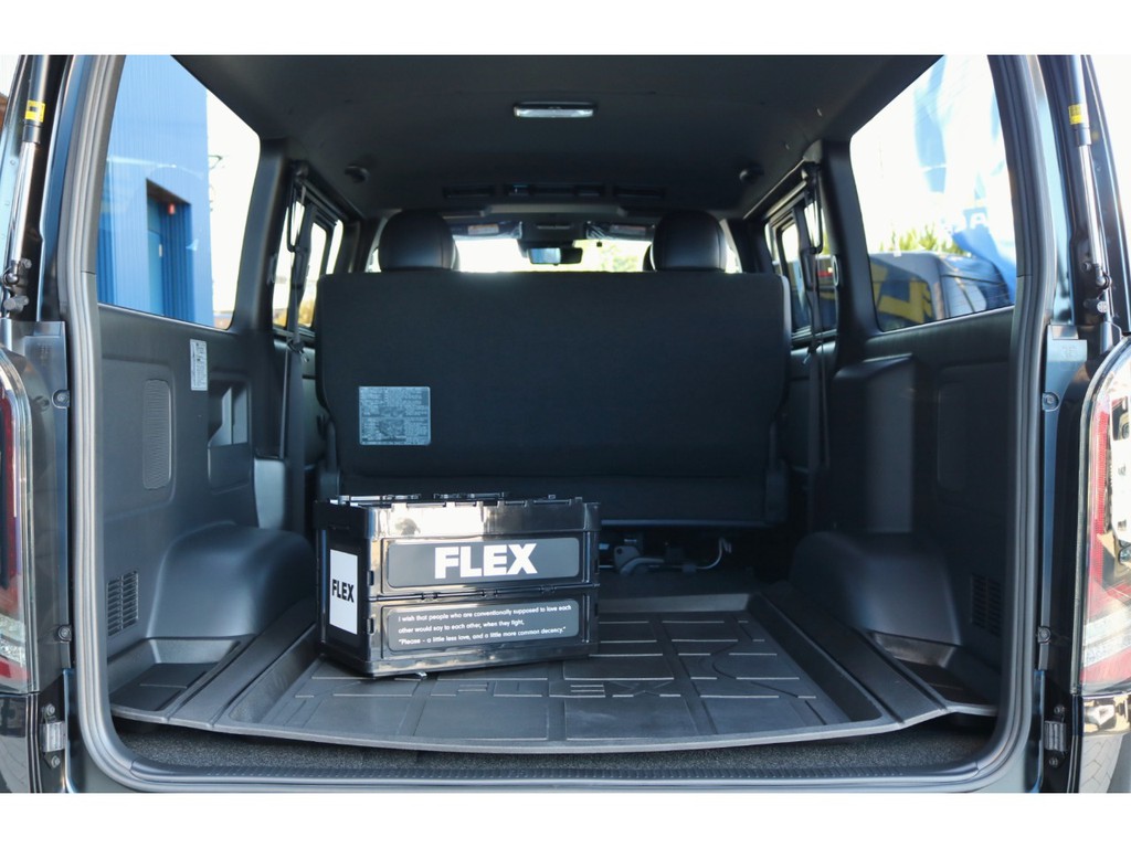 荷室はＦＬＥＸオリジナルの３Ｄラゲージトレイを装着！新しいオリジナルアイテムのコンテナボックスも付いておりますよ♪