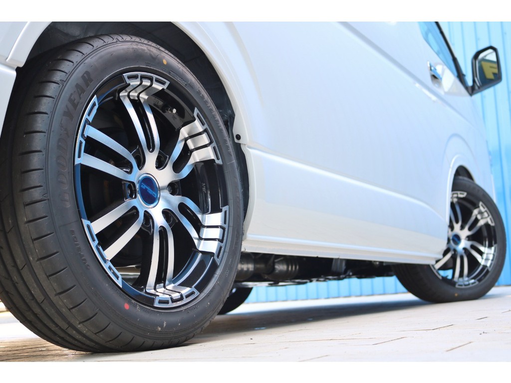 足元にはＤｅｌｆ０２　１８インチアルミホイール＆グッドイヤータイヤをセット！ダウンルックにも効果的なフレックスオーバーフェンダー付き！