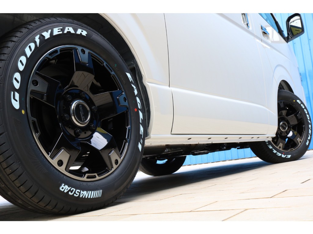 足元にはワイルドさが引き立つＦＬＥＸＤｅｌｆ０３（デルフゼロスリー）１７インチアルミホイール＆新品ナスカータイヤを装着！