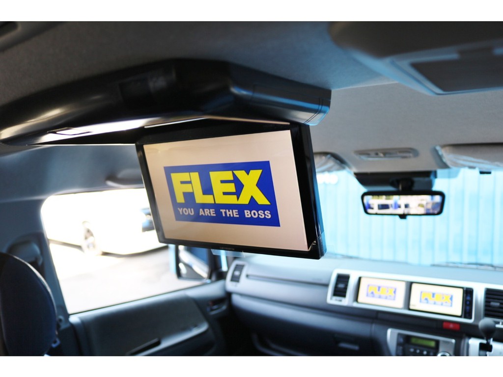 ナビで地図を見ながら、サブモニターでテレビやＤＶＤが見られる大人気のトリプルモニターです！長時間のドライブもこれで退屈しませんね♪