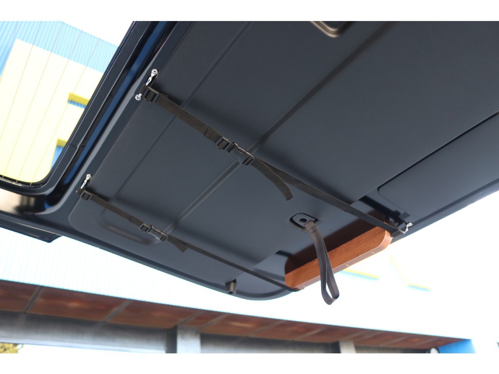 リアゲートには外したテーブルを収納するベルトを設置！