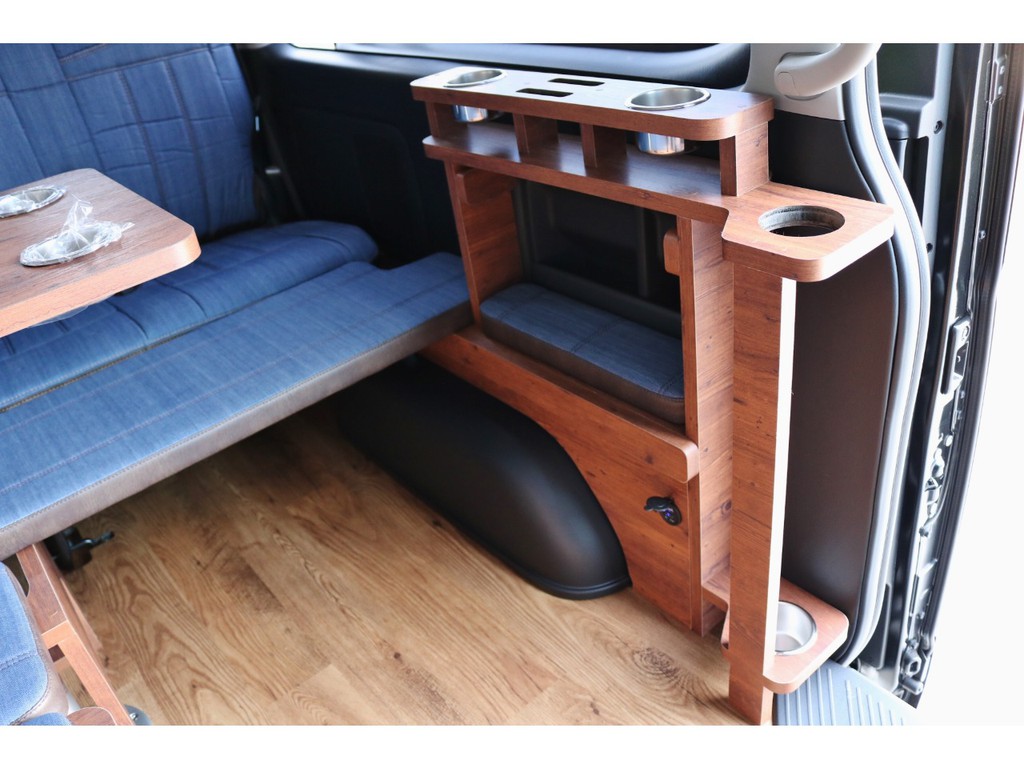 ドリンク＆スマホホルダー付き！ＵＳＢ充電ポート付き！！家具の一部を差し込めば簡易テーブルにも早変わり♪