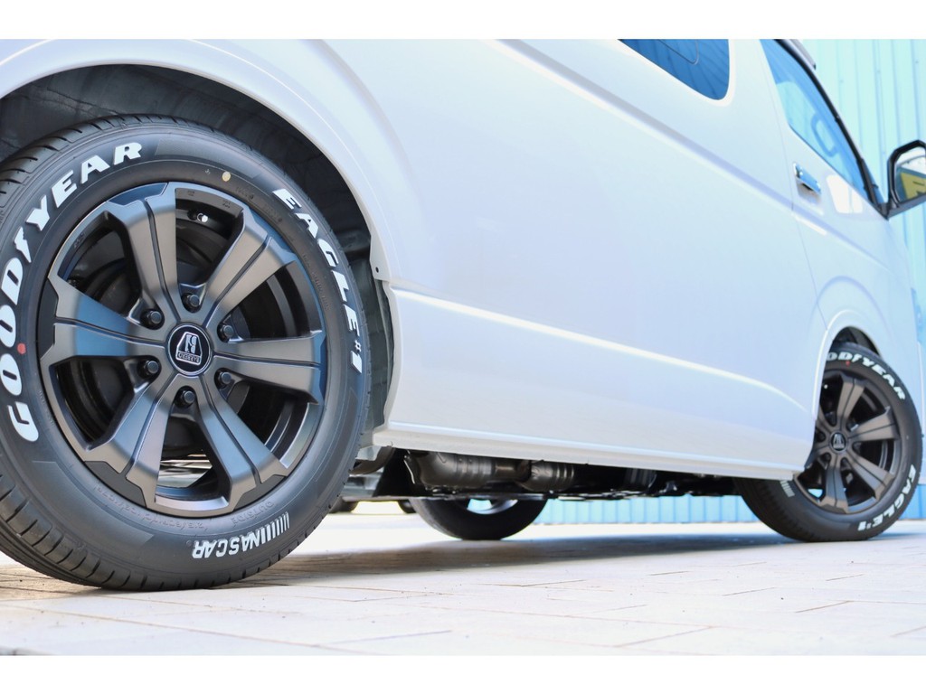 足元にはＦＬＥＸオリジナルカラーのバルベログランデ１７インチアルミホイール＆グッドイヤーナスカータイヤを装着！