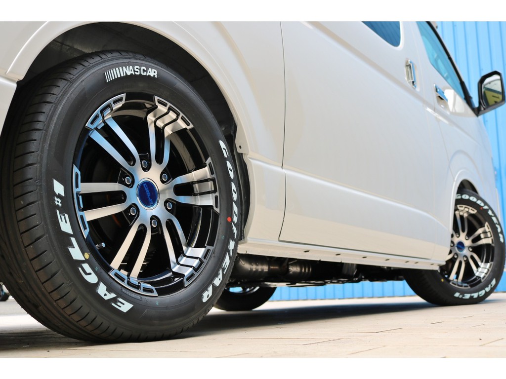 足元にはＤｅｌｆ０２　１７インチアルミホイール＆グッドイヤーナスカータイヤをセット！ダウンルックにも効果的なフレックスオーバーフェンダー付き！