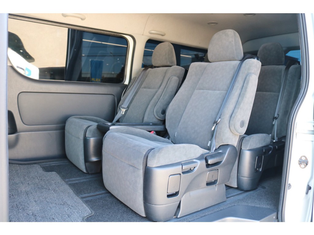 ４キャプテンシート！ロングスライドレール付きでゆったりご乗車頂けます♪長距離の移動も楽になりますね♪