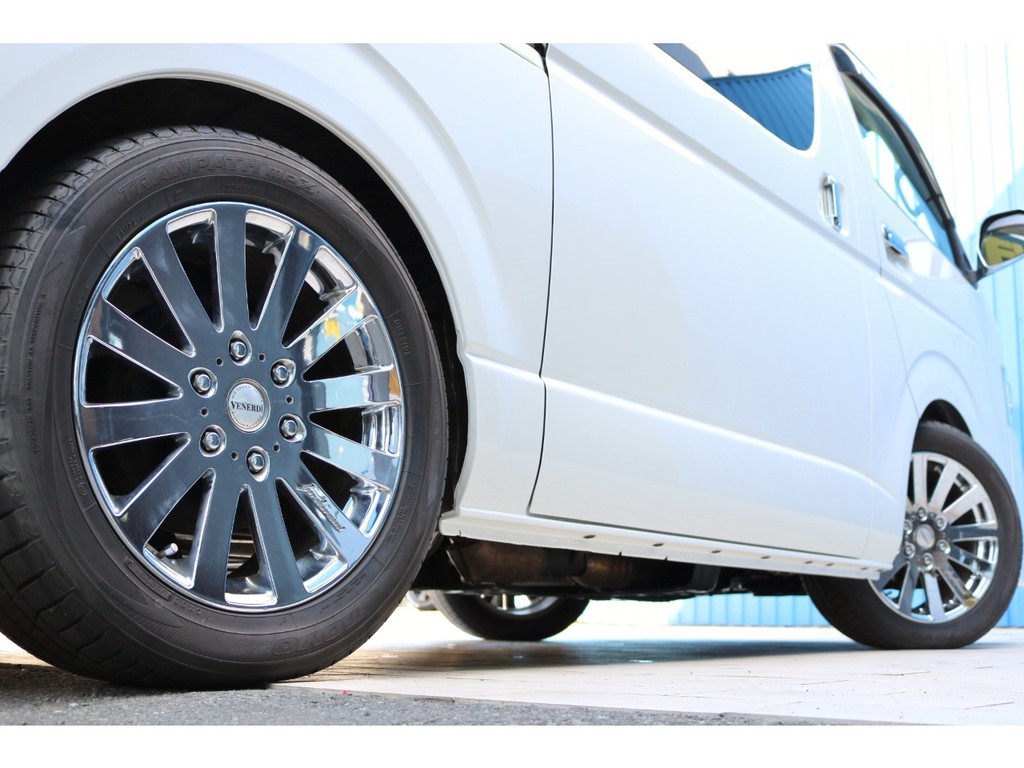 足元にはヴェネルディ１８インチアルミホイールがキラリと光ります♪