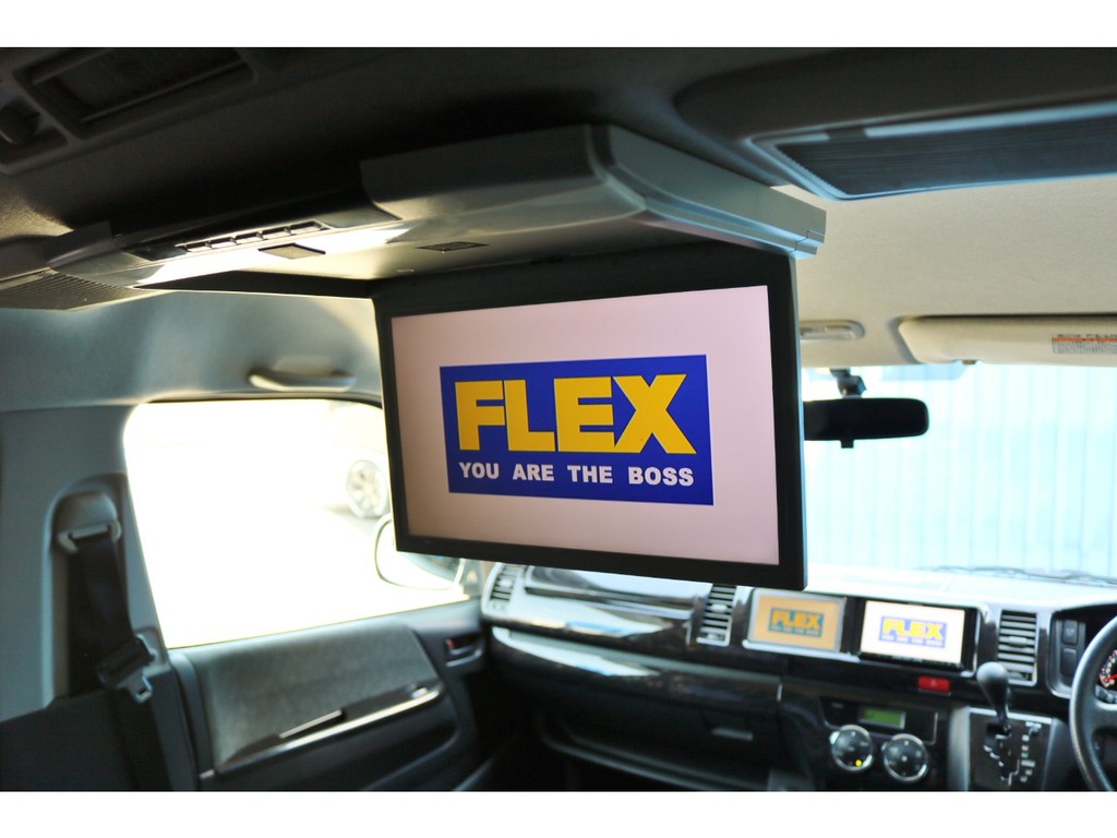 ナビで地図を見ながら、サブモニターでテレビやＤＶＤが見られる大人気のトリプルモニターです！長時間のドライブもこれで退屈しませんね♪