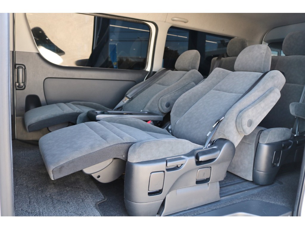 オットマン＆アームレスト＆ドリンクホルダー＆ロングスライドレール付きでゆったりご乗車頂けます♪