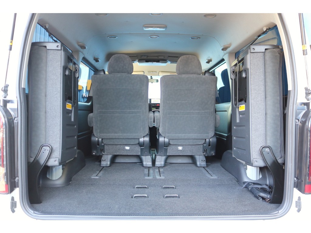 ４列目シートを跳ね上げると、ラゲッジスペースとしてもお使い頂けます！