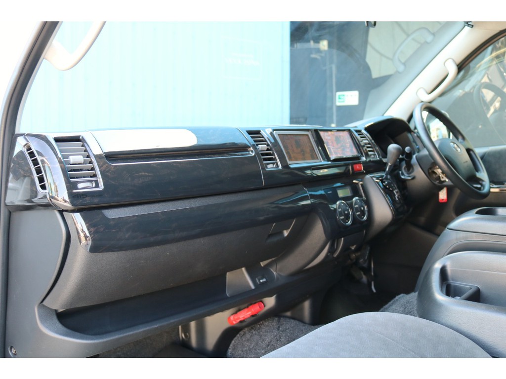 マホガニーインテリアパネルを装備！