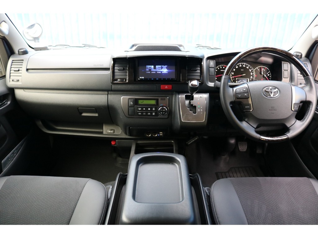 平成３０年式　ハイエース　バン　Ｓ－ＧＬ　ダークプライム　２０００ｃｃ　ガソリン　２ＷＤ　走行１５，１００ｋｍ