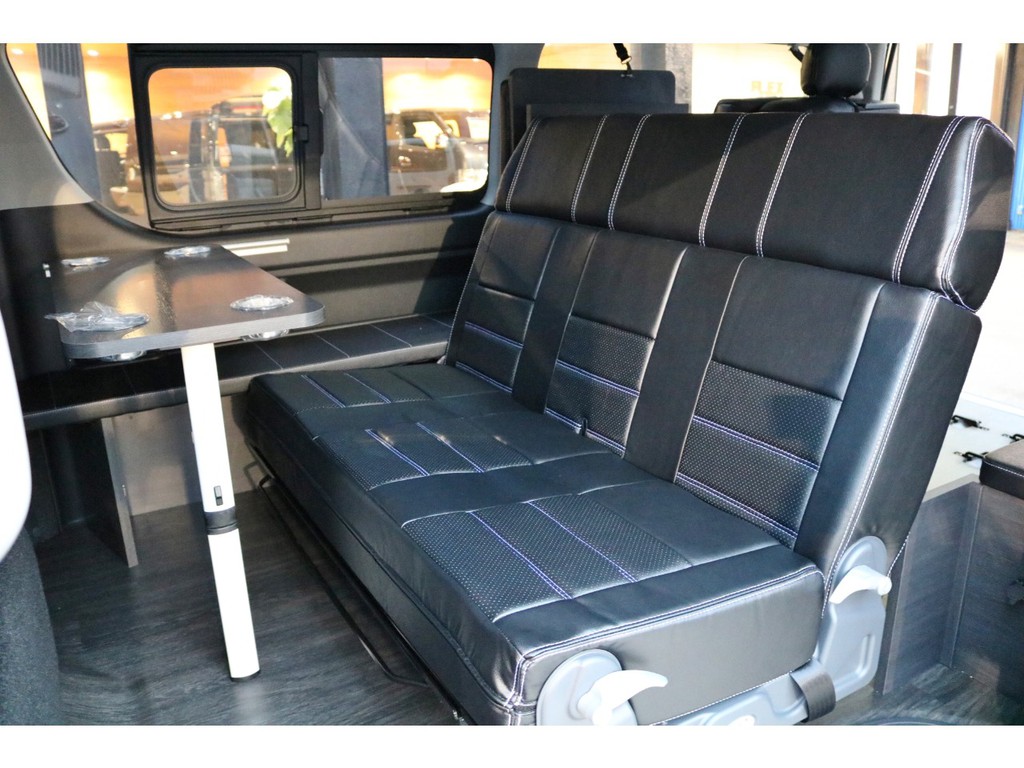 ドリンクホルダー付きテーブルを完備！車内にくつろぎの空間ができますよ♪