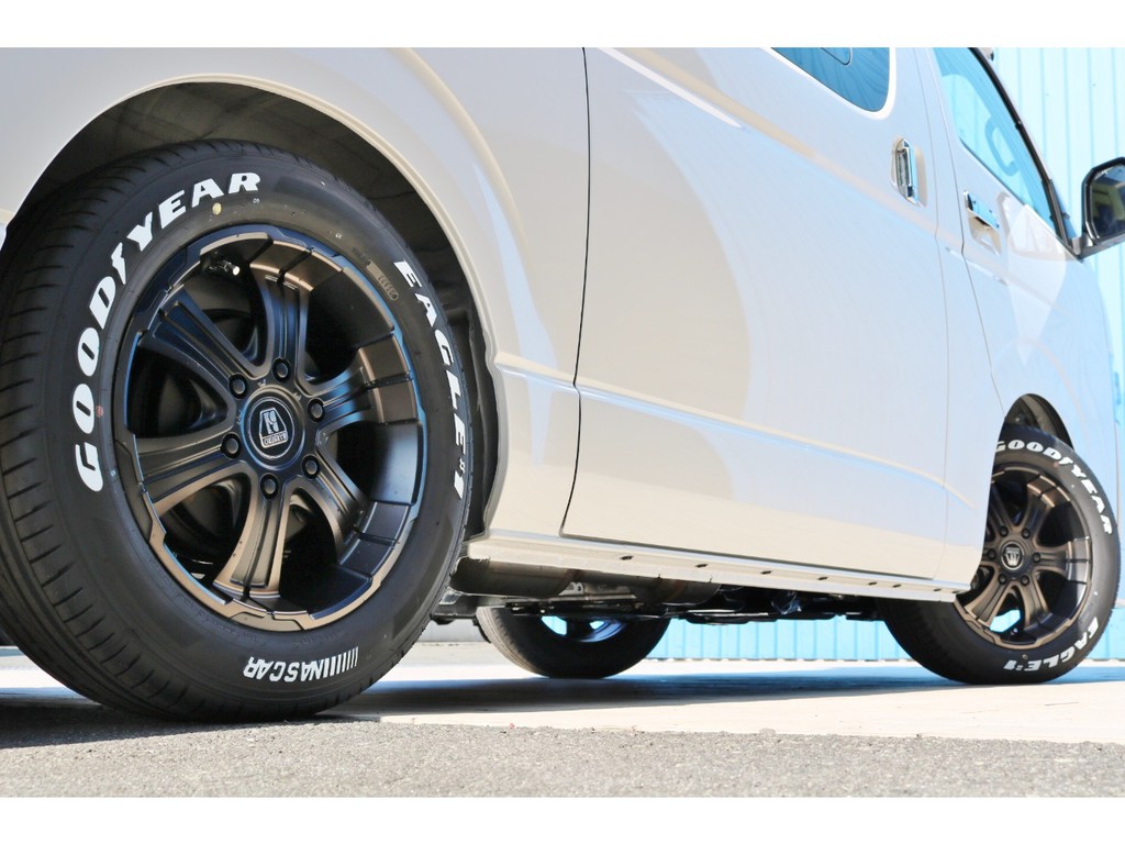 足元には新品のバルベロディープス１７インチアルミホイール＆新品ナスカータイヤを装着！