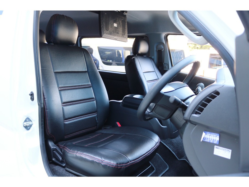 レッドステッチのシートカバー付き！