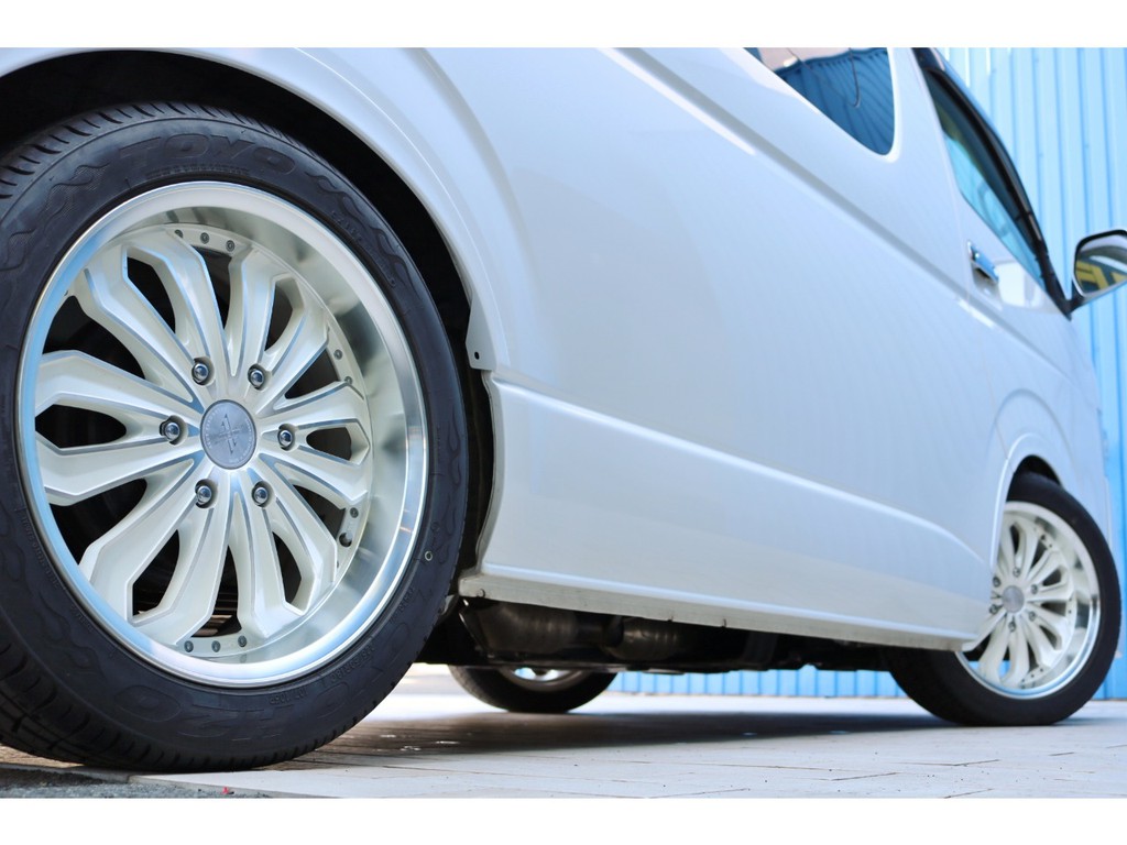 足元にはゼロブレイク１８インチアルミホイール＆トーヨＨ２０タイヤの組み合わせ！