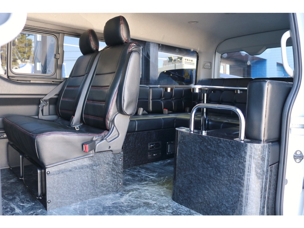 前向き４名・対面で横座り６名の乗車定員を確保！現行では製作出来ない希少なシートアレンジです！