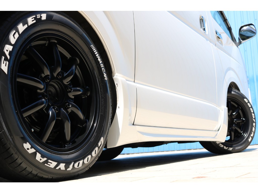 ヴァローネＭＣ９　１７インチアルミホイールとナスカータイヤが足元を引き締めます♪