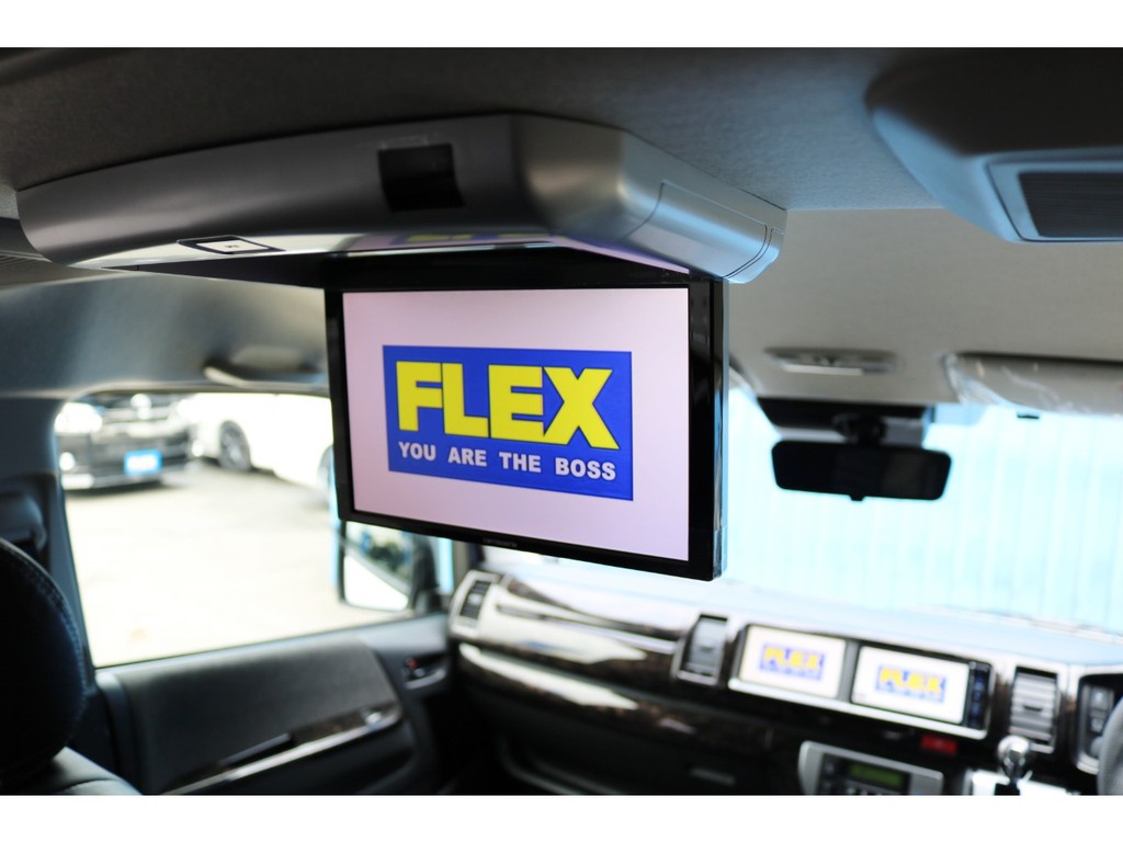 ナビで地図を見ながら、サブモニターでテレビやＤＶＤが見られる大人気のトリプルモニターです！長時間のドライブもこれで退屈しませんね♪