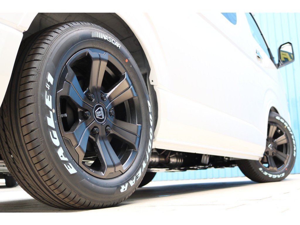 足元にはバルベログランデ１７インチアルミホイール＆ナスカータイヤを装着！